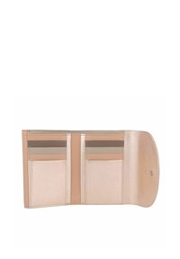 Porte-monnaie rose clair avec une finition lisse, doté de plusieurs emplacements pour cartes de différentes teintes et d'une fermeture à bouton-pression pour un accès sécurisé.
