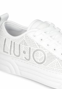 LIU JO PERFORATED  - Sneakers basse - white