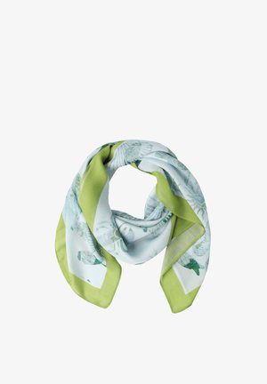 Vierkante zijden sjaal met lichtgroene rand en lichtblauw schelpenpatroon, losjes gevouwen tegen een witte achtergrond.