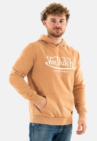 Sudadera con capucha marrón con el logo blanco "Von Dutch", bolsillo tipo canguro, puños y dobladillo acanalados, hecha de una suave mezcla de algodón.