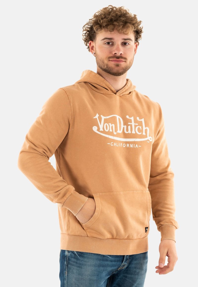 Sudadera con capucha marrón con el logo blanco "Von Dutch", bolsillo tipo canguro, puños y dobladillo acanalados, hecha de una suave mezcla de algodón.