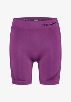 Fioletowe spodenki sportowe z elastycznego materiału, z dopasowanym pasem, przewiewnymi siatkowanymi wzorami po bokach oraz logo z przodu.