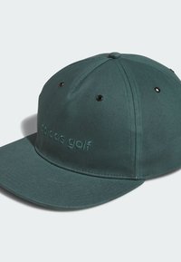 Gorra de color verde azulado oscuro hecha de tela con un logo bordado en relieve de 'adidas golf'. Visera estructurada y diseño de seis paneles, con ojales de metal.