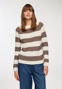Maglione lavorato a maglia a strisce crema e marrone, con scollatura rotonda e maniche lunghe, dal taglio rilassato e in un tessuto testurizzato.