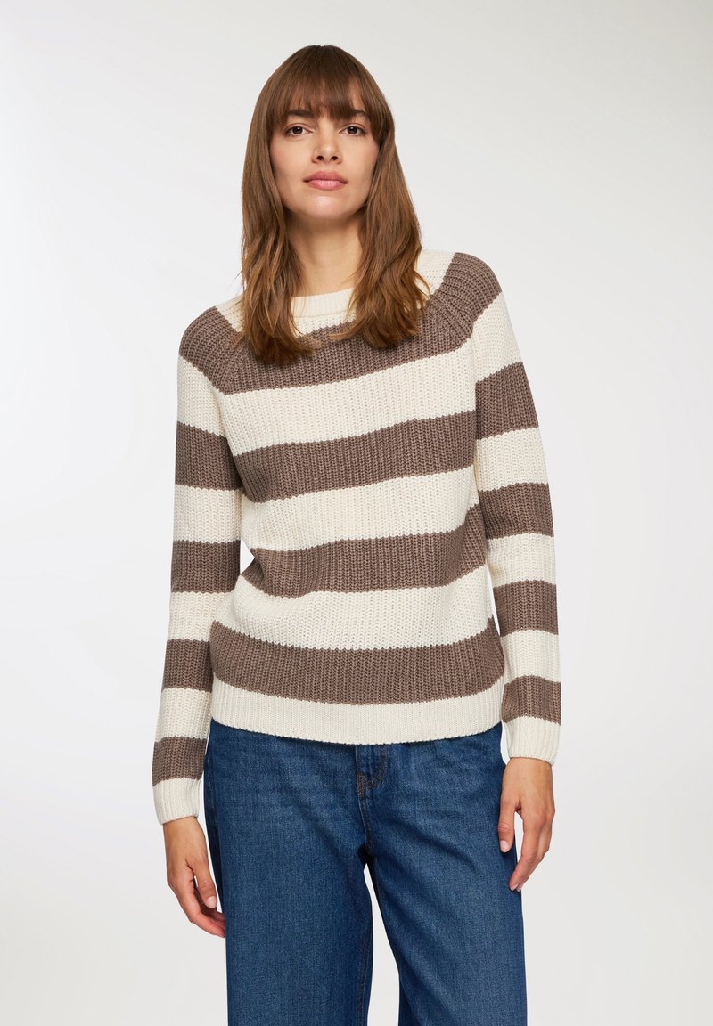Maglione lavorato a maglia a strisce crema e marrone, con scollatura rotonda e maniche lunghe, dal taglio rilassato e in un tessuto testurizzato.