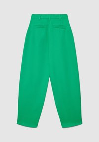 Pantalon vert à jambes larges avec une texture lisse. Taille haute avec passants pour ceinture et deux poches arrière. Design minimaliste, sans éléments métalliques visibles.