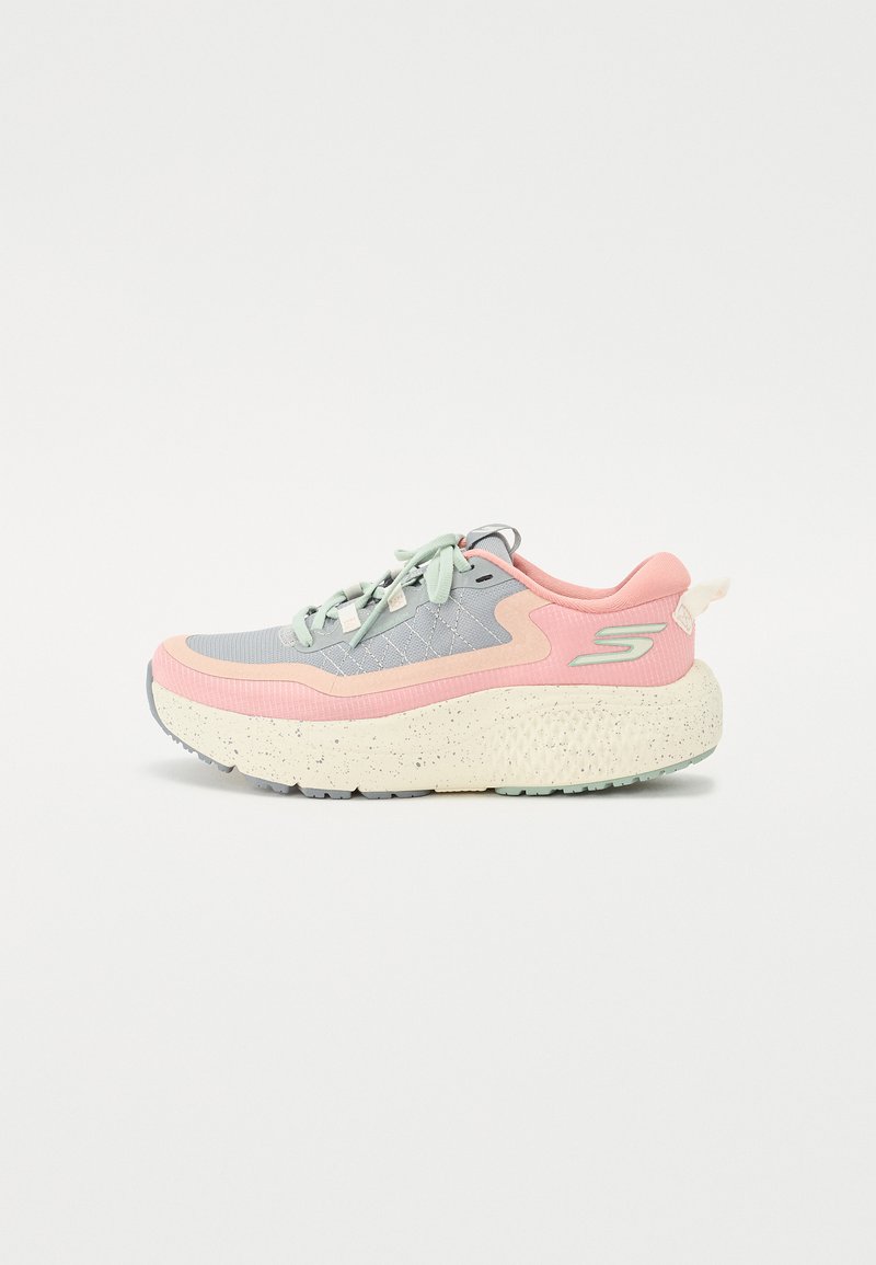 Grijze en roze sneakers met een gestructureerde bovenkant, lichtgewicht ontwerp en gespoten, chunky zool. Voorzien van veters en een trek-lus aan de achterkant.