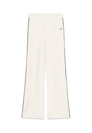 Witte wijd uitlopende broek met zwarte zijstrepen en het "GUESS"-logo op de voorkant van het bovenste dijbeen.