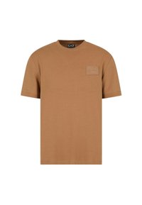 T-shirt in cotone marrone con maniche corte, collo rotondo e logo a patch sulla parte sinistra del petto. Texture liscia, design semplice.