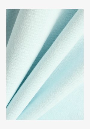 Lichtblauwe stof met een gladde textuur, die meerdere plooien toont en een gebreid patroon vertoont dat diepte en subtiele kleurvariaties laat zien.