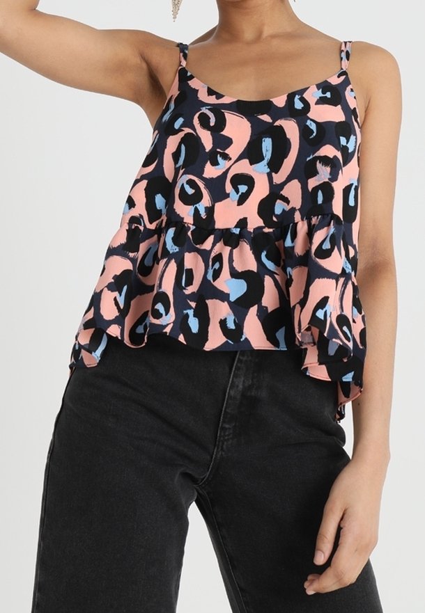 Haut sans manches à motif floral en rose, noir et bleu. Présente un design à plusieurs niveaux et des bretelles spaghetti ajustables. Associe avec un pantalon noir.
