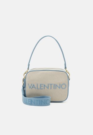 Sac bandoulière rectangulaire beige avec bordure bleu clair, sangle amovible, et "VALENTINO" brodé en bleu sur le devant.