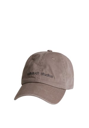 Casquette de baseball en coton marron avec une visière courbée, présentant un texte noir brodé "rethinkit studios" à l’avant.