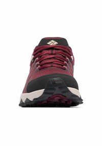 Burgunderfarbene Sportschuhe mit schwarzen Akzenten und strukturiertem Stoff. Sie verfügen über ein Schnürdesign, gepolsterte Schuhkragen und eine gummierte Sohle mit mehreren Mustern.