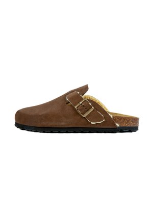 Mocassin en daim marron avec boucle en métal ajustable, semelle intérieure texturée et semelle extérieure en caoutchouc noir. Présente un design courbé pour le confort.