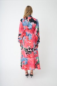 Ziedu apļotas kleita ar melnu fonu, kurā redzamas spilgtas rozā un zilas ziedu raksti, garas piedurknes un josta viduklī. Valkāta ar melnām augstpapēžu kurpēm.