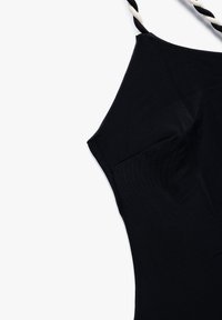 Sort badedragt med et elegant design, glat tekstur og brede, snoede stropper. Minimalistisk stil uden ekstra mønstre eller accenter.