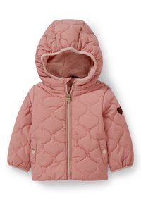 Růžová prošívaná bunda pro batole s kapucí, předním zipem s táhlem ve tvaru srdce, kapsami na cvoky a malou nášivkou na levém rukávu.