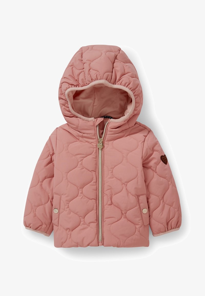 Růžová prošívaná bunda pro batole s kapucí, předním zipem s táhlem ve tvaru srdce, kapsami na cvoky a malou nášivkou na levém rukávu.