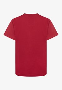 Camiseta de algodón roja con mangas cortas, cuello redondo clásico y un color sólido. Textura suave sin patrones o acentos visibles.