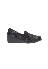Zapatos negros tipo slip-on con parte superior de malla y un patrón texturizado, banda elástica y suela de cuña para mayor altura y comodidad.
