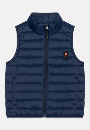 Granatowa ocieplana kamizelka z poziomym pikowanym wzorem, wysokim kołnierzem, przednim zamkiem błyskawicznym i małym czerwonym logo LEGO na piersi.