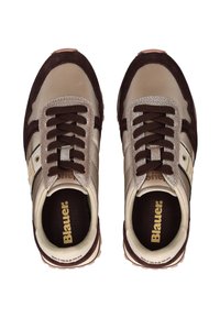 Un paio di sneaker beige e marrone scuro con lacci, con accenti in suede, viste dall'alto, caratterizzate da soletta con il logo "Blauer".