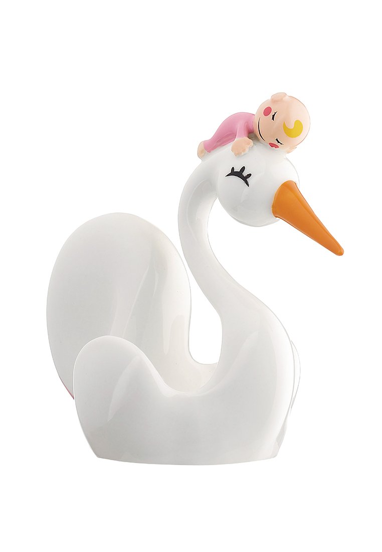 Figurine de cygne blanc aux yeux fermés et au bec orange, portant une petite poupée de bébé endormie en vêtements roses sur sa tête.