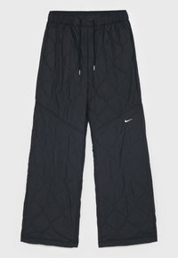 Černé prošívané kalhoty s elastickým pasem, detaily se šňůrkou a logem Nike. Mají široké nohavice s texturovaným povrchem.