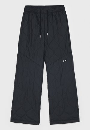 Pantaloni neri trapuntati con vita elasticizzata, dettagli con cordoncino e logo Nike. Presentano un design a gamba larga con superficie texture.