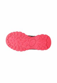 Zwarte atletische schoen met een heldere roze rubberen zool, voorzien van een gestructureerd profiel voor grip en tractie, ontworpen voor buitenactiviteiten.