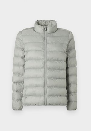 Helle graue Steppjacke mit hohem Kragen, zentralem Reißverschluss, strukturierter Oberfläche und elastischen Bündchen. Glattes, leichtes Material.