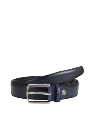 Cinturón de cuero azul oscuro con hebilla rectangular plateada y bordes cosidos, enrollado cuidadosamente con un pequeño detalle de logo metálico redondo.