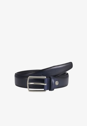 Cinturón de cuero azul oscuro con hebilla rectangular plateada y bordes cosidos, enrollado cuidadosamente con un pequeño detalle de logo metálico redondo.