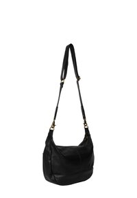 Borsa a spalla in pelle nera con texture liscia, forma curva e tracolla regolabile. Presenta dettagli in oro e una chiusura con zip.