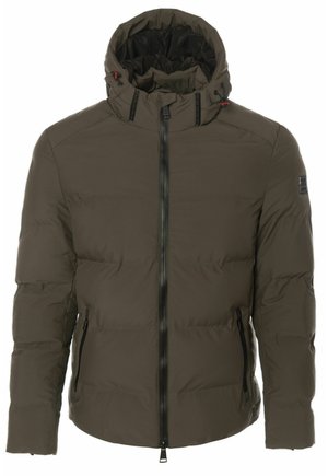 Chaqueta acolchada de un verde olivo oscuro con un alto cuello, cierre de cremallera, dos bolsillos laterales y un patrón de acolchado horizontal en la parte delantera.