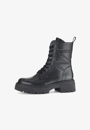 Zwarte leren enkellaars met een chunky hak, vetersluiting aan de voorkant en textuurlussen. Voorzien van een stevige rubberen zool voor extra grip.