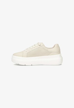 Beżowe skórzane sneakersy z perforowanymi bokami, płaską białą podeszwą, okrągłym noskiem i sznurówką na sześć oczek. Gładka tekstura z minimalnymi akcentami.