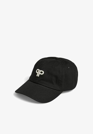 Casquette de baseball en coton noir avec une visière courbée et un logo "pp" stylisé blanc brodé sur le panneau avant.