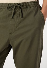 GAP STRAIGHT ESSENTIAL EASY PANT - Nadrágok - black moss