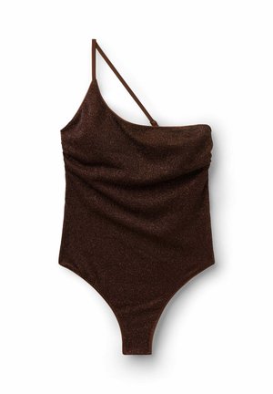 Body marrón de un solo hombro con tirante fino, tela ligeramente fruncida y diseño de pierna de corte alto.