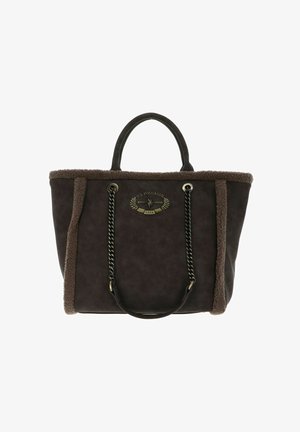 Sac à main en similicuir marron avec garniture en fausse fourrure beige, featuring une plaque logo, des accents en chaîne métallique et des poignées doubles robustes.