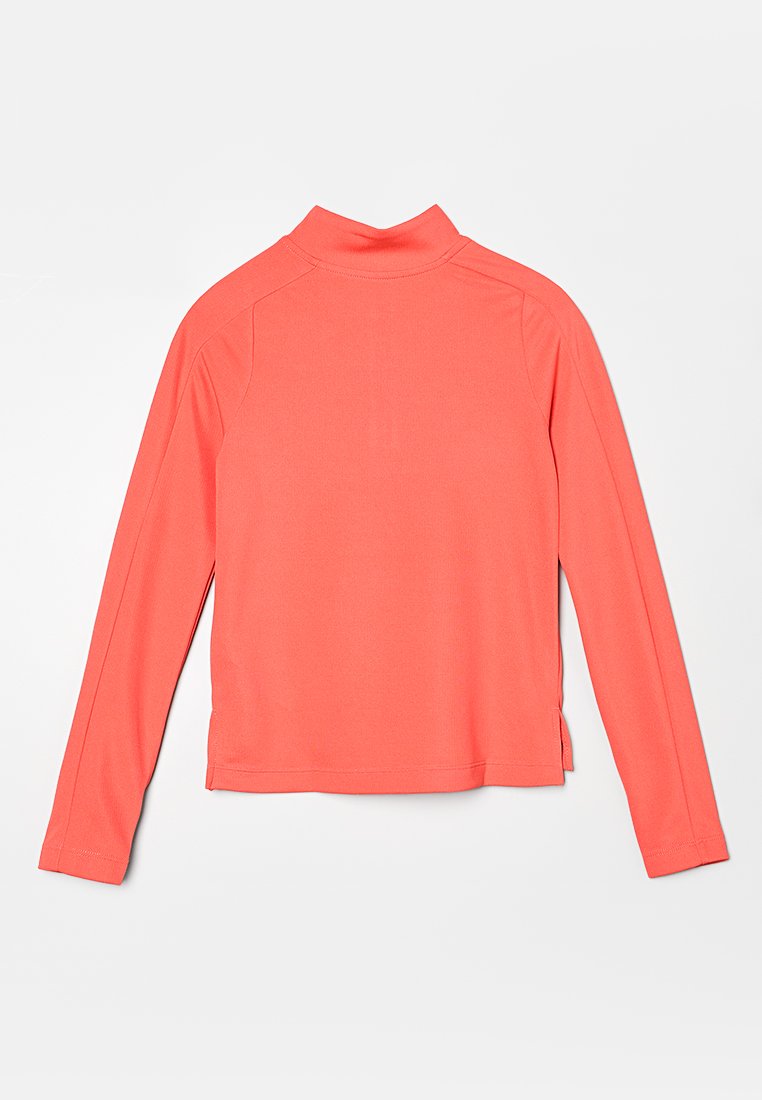 Chemise à manches longues de couleur corail vif, fabriquée en tissu doux, avec un col haut, des fentes latérales et des épaules sans couture pour plus de confort.