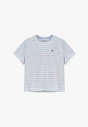 T-shirt a maniche corte realizzata in morbido cotone, caratterizzata da strisce orizzontali azzurre e bianche con un colletto blu e un piccolo logo.