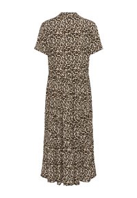 Midiklänning i leopardmönster i kräm och brunt, korta ärmar, rund halsringning, lagerdesign, lätt tyg, mjuk textur.