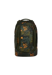Mochila verde y negra con un patrón abstracto de hojas naranjas y verdes, correas acolchadas, múltiples compartimentos y un asa superior.