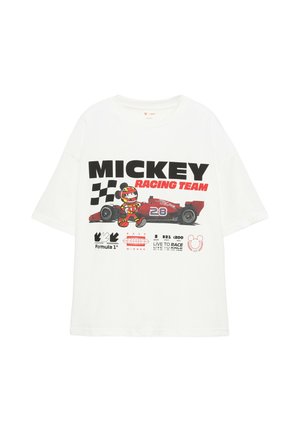 T-shirt blanc à manches courtes avec une voiture de course rouge, Mickey Mouse en tenue de course, drapeau à damiers, et texte "Mickey Racing Team" sur le devant.