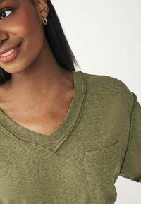 Next V-NECK TALL - Pamata T-krekls - khaki green