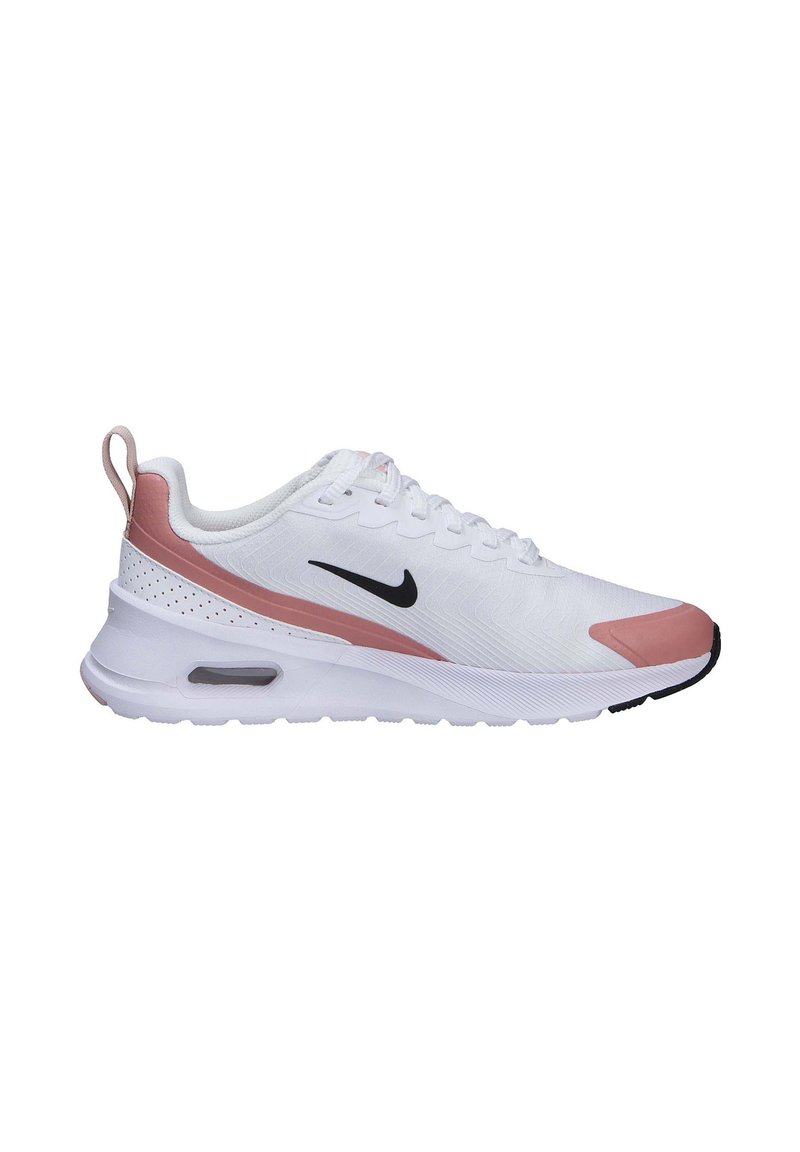 Baskets blanches avec des accents roses, tige texturée, logo swoosh noir, languette au talon et unité d'air visible dans la semelle.