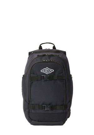 Mochila negra con múltiples compartimentos con cremallera, dos correas frontales ajustables con hebillas y un logo blanco en el bolsillo delantero superior.